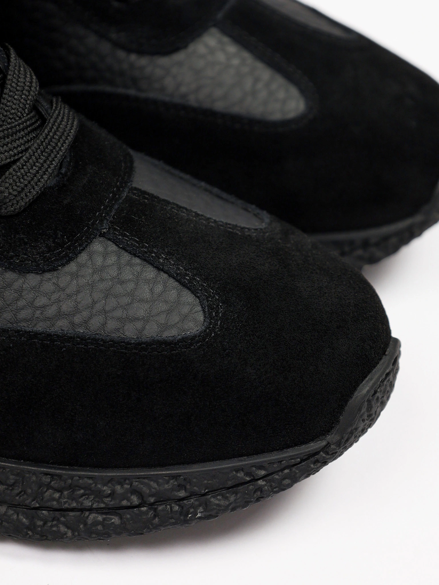 Кроссовки комбинированные черного цвета на низкой подошве